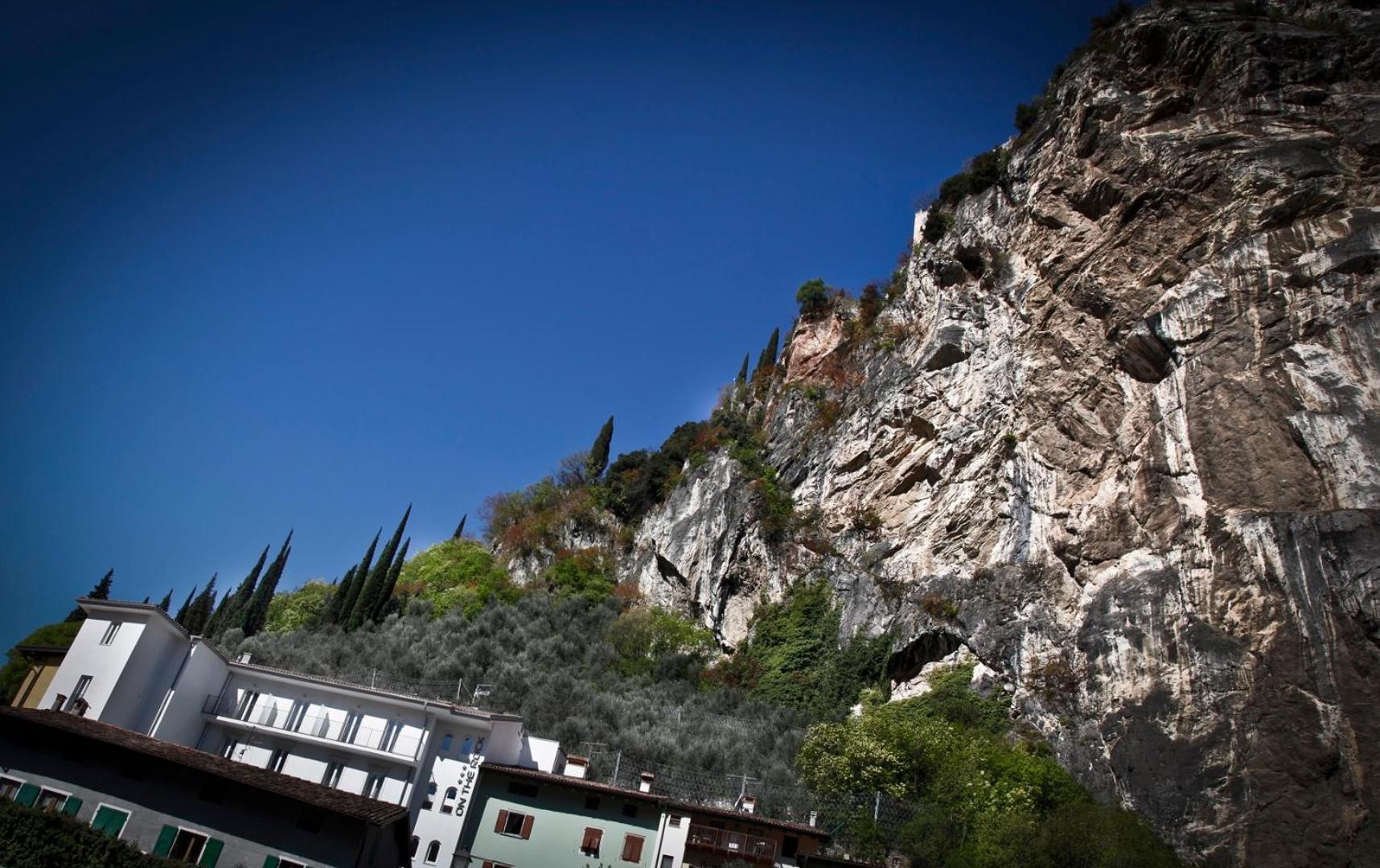 Отель On The Rock Арко Экстерьер фото