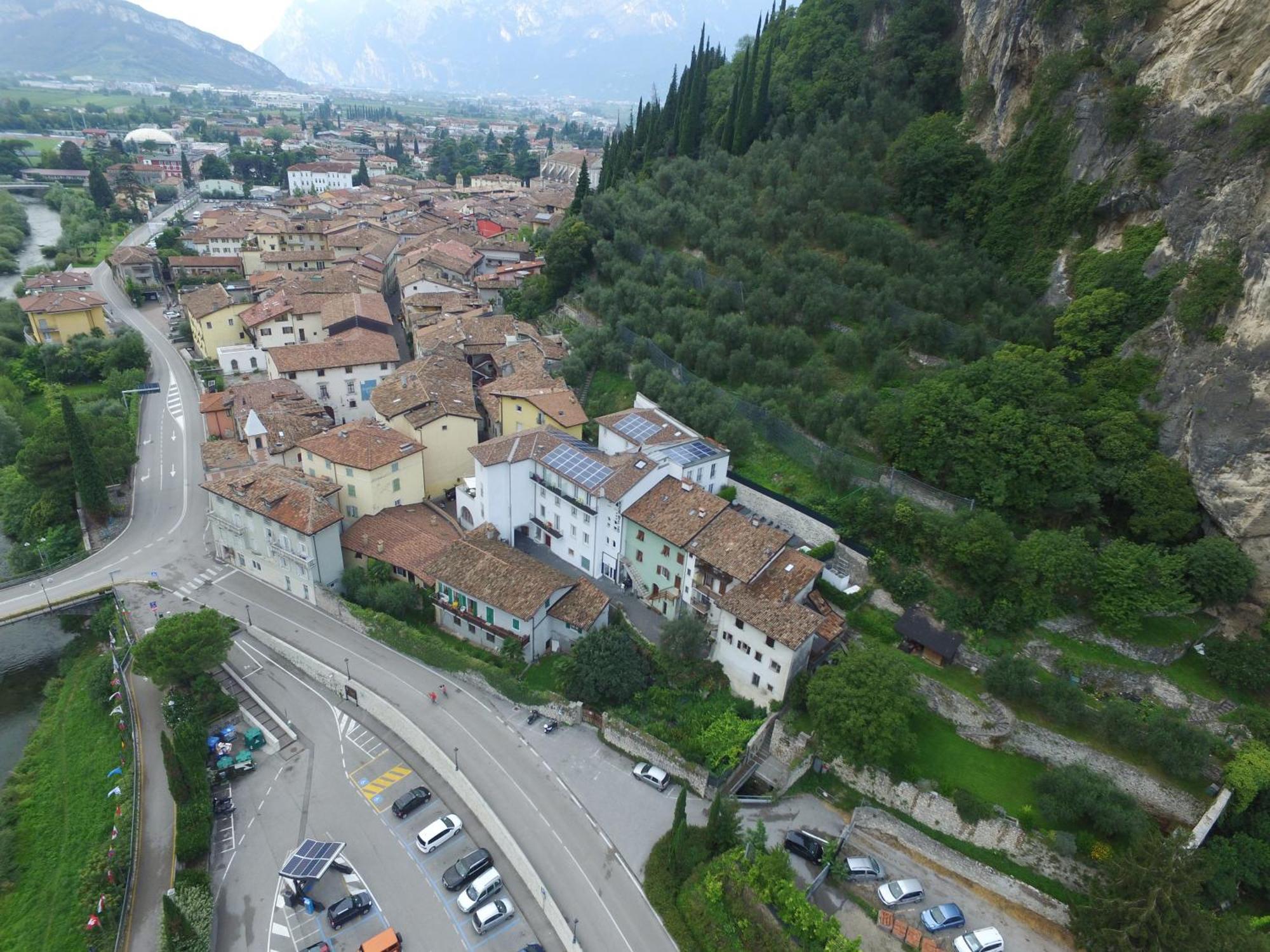 Отель On The Rock Арко Экстерьер фото